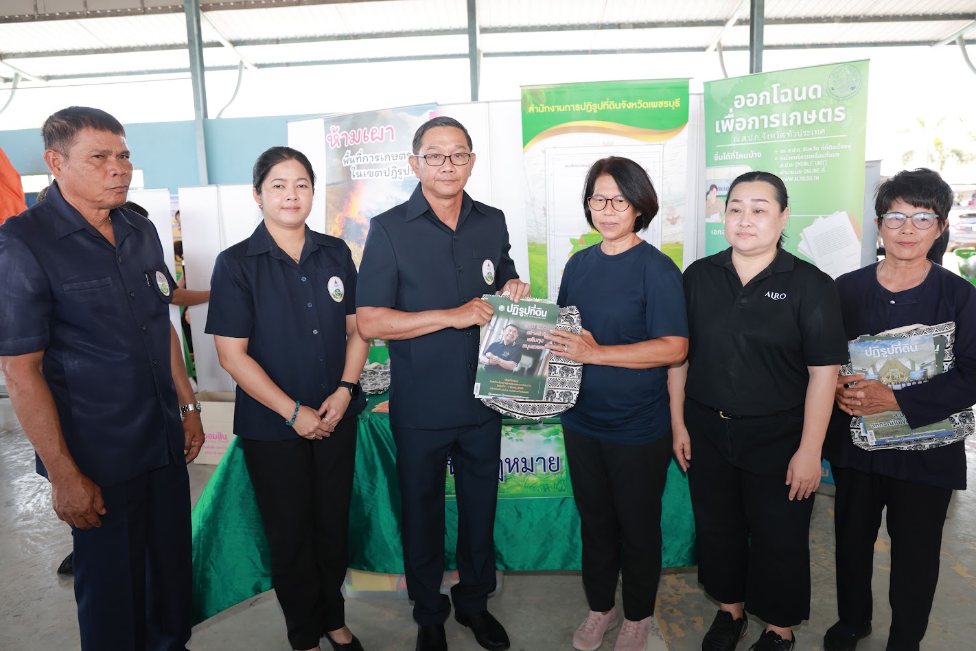 title - เจ้าหน้าที่ ส.ป.ก.เพชรบุรี ร่วมพิธีเปิดและให้บริการโครงการคลินิกเกษตรเคลื่อนที่ในพระราชานุเคราะห์ สมเด็จพระบรมโอรสาธิราช ฯ สยามมกุฎราชกุมาร ไตรมาส 2 โดยโครงการดังกล่าวมุ่งเน้นการยกระดับคุณภาพชีวิตและส่งเสริมความเข้มแข็งให้แก่ภาคการเกษตรในพื้นที่อำเภอชะอำ และพื้นที่ใกล้เคียง